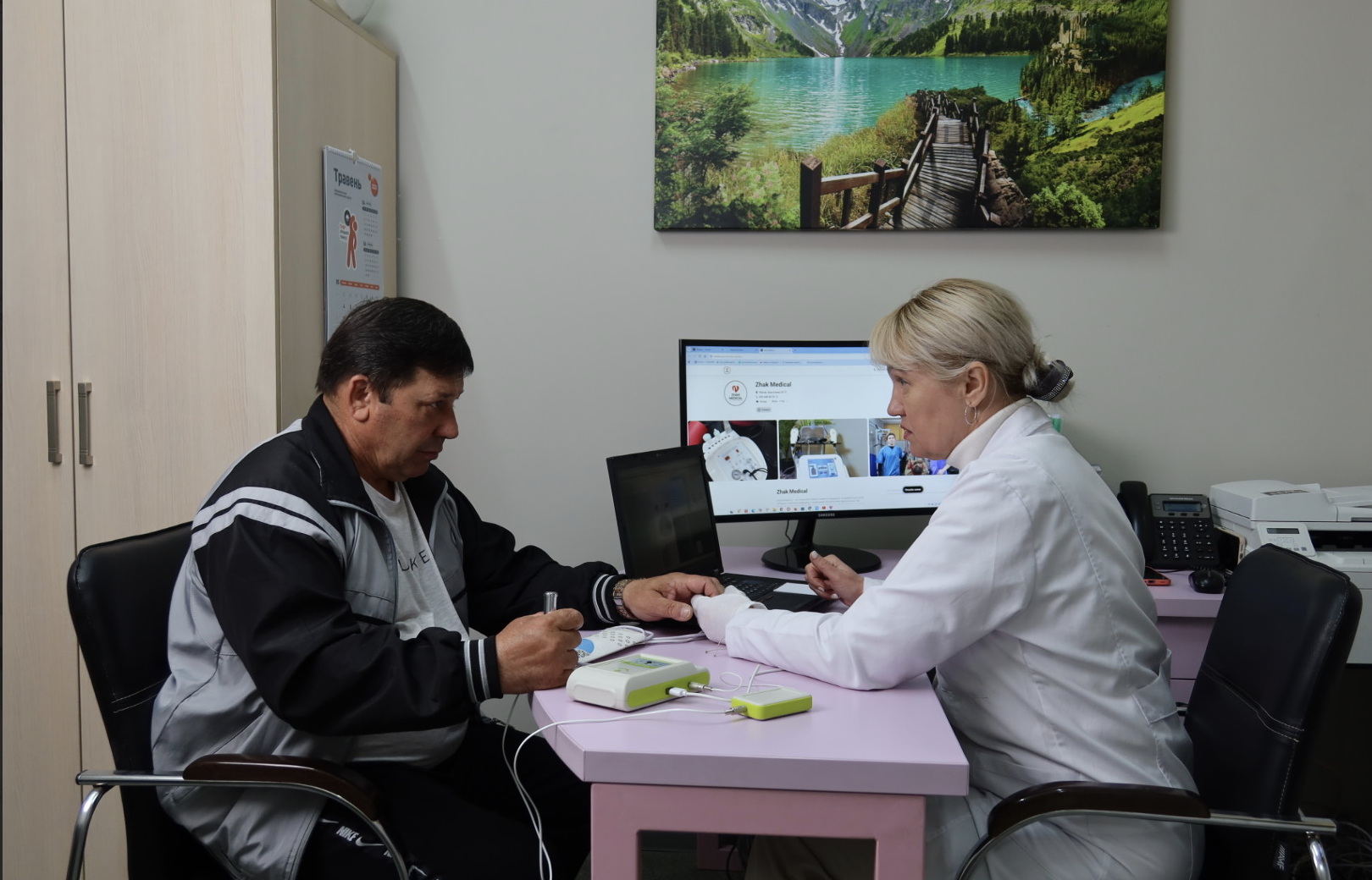 Лікар проводить комп'ютерну діагностику PARKES пацієнтові в кабінеті Zhak Medical
