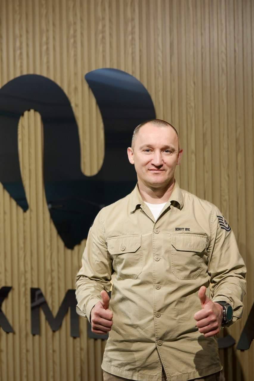 Лікар-реабілітолог центру Zhak Medical на консультації пацієнта